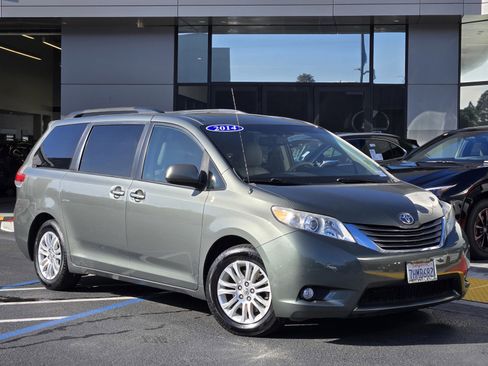 Used 2014 Toyota Sienna XLE image 1