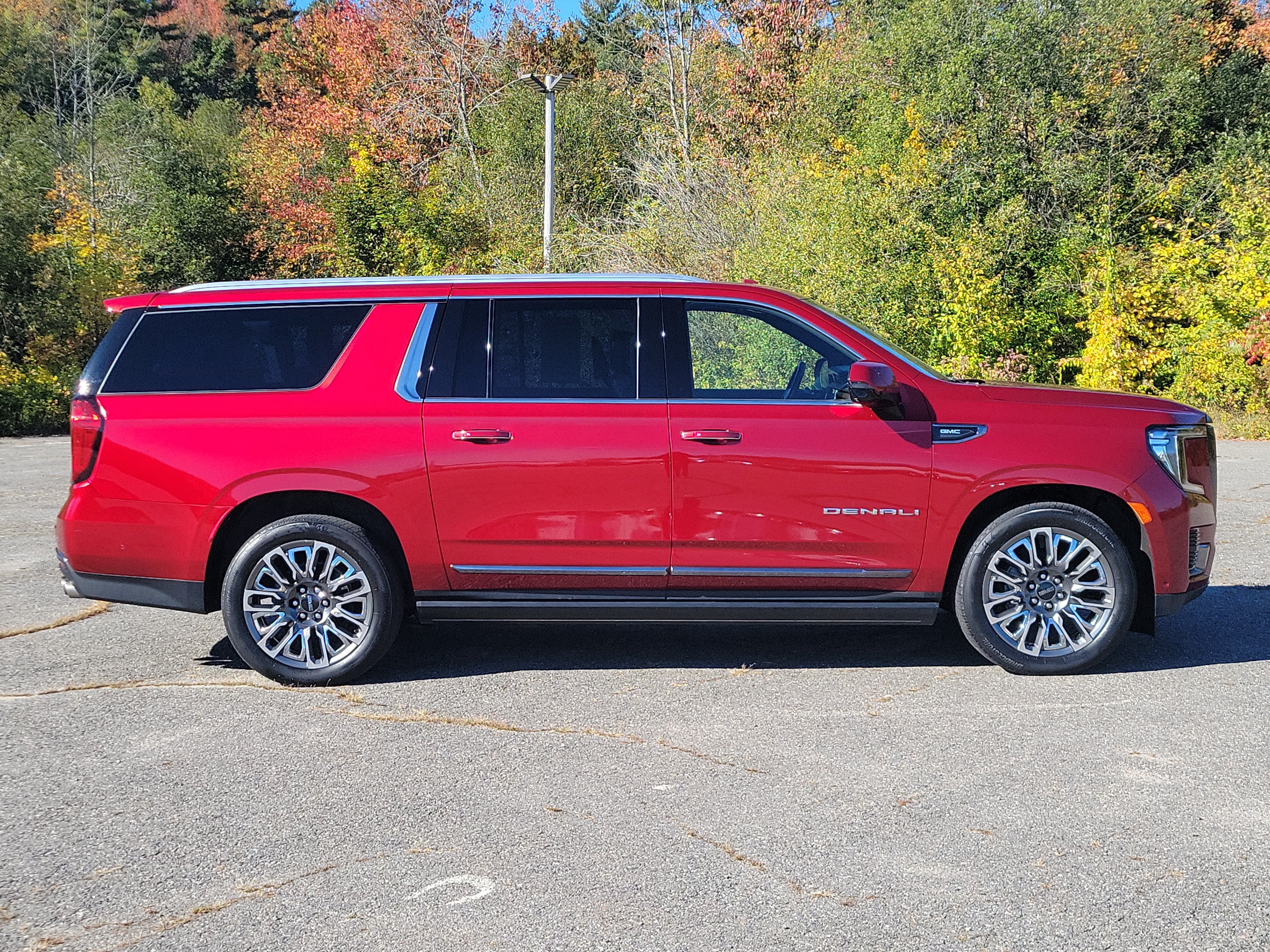 Used 2023 GMC Yukon XL Denali Ultimate AWD/4WD image 4