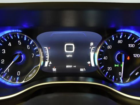 Used 2023 Chrysler Pacifica Touring-L image 17