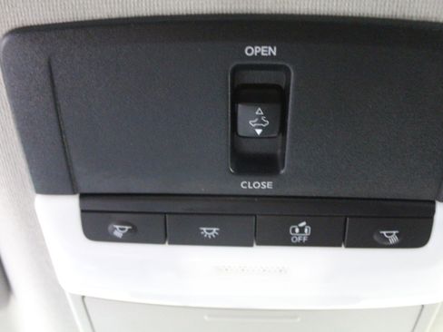 Used 2020 Nissan Sentra SR w/ Premium Package image 13