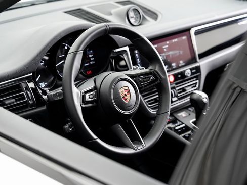 Used 2025 Porsche Macan image 9