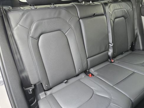 New 2026 Land Rover Defender 110 X-Dynamic SE image 32