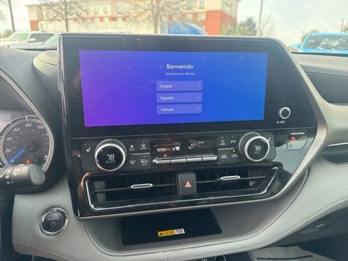 Used 2023 Toyota Highlander XLE image 12