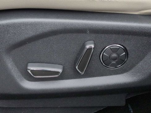 Used 2017 Ford Explorer Platinum image 18