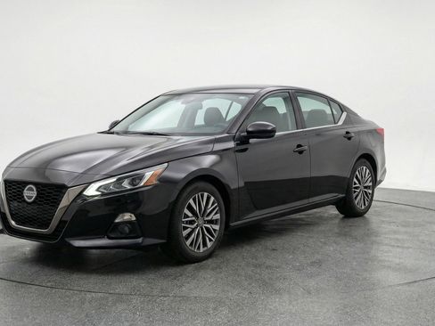Used 2025 Nissan Altima 2.5 SV FWD image 3