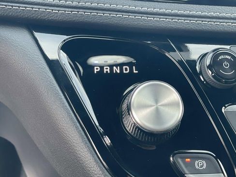 Used 2025 Chrysler Pacifica Select w/ Uconnect Theater Family Group image 13