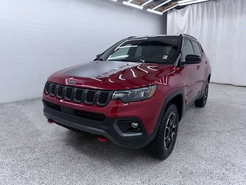 Used 2025 Jeep Compass Trailhawk AWD/4WD image 5