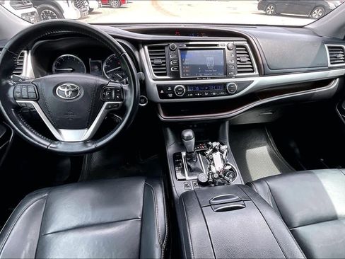 Used 2018 Toyota Highlander XLE image 16