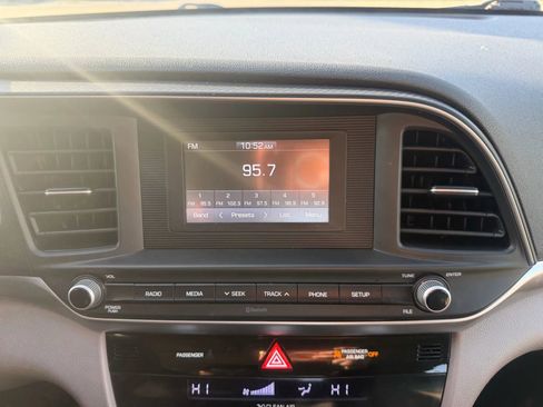 Used 2020 Hyundai Elantra SE image 24