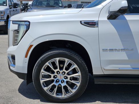 Used 2025 GMC Yukon XL Denali w/ Denali Reserve Package AWD/4WD image 11