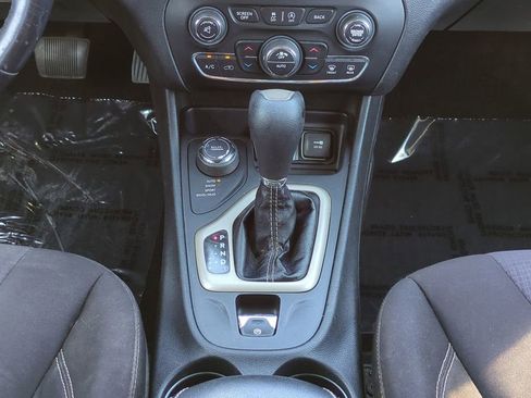 Used 2015 Jeep Cherokee Latitude w/ Comfort/Convenience Group image 18