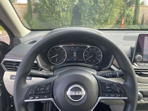 Used 2025 Nissan Altima 2.5 SV image 28