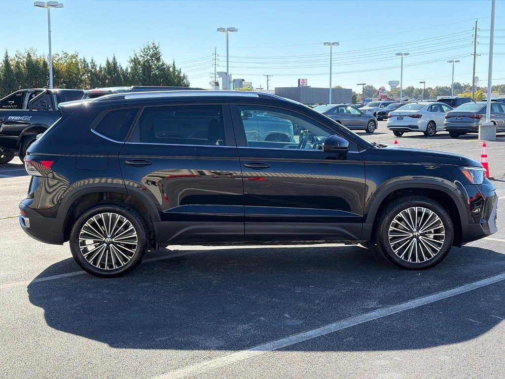 Used 2026 Volkswagen Taos SE FWD image 2