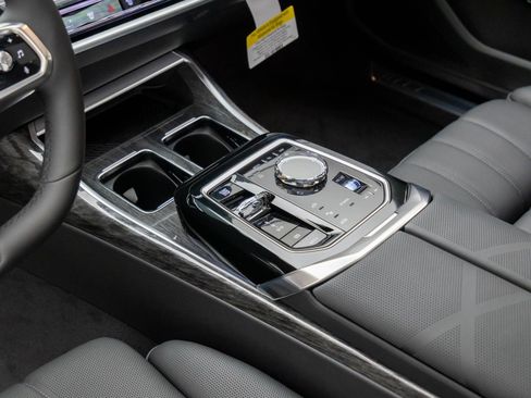 New 2025 BMW 750e xDrive AWD/4WD image 13