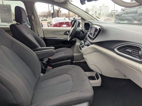 Used 2023 Chrysler Voyager LX image 35