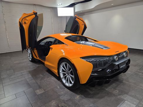 Used 2023 McLaren Artura image 22