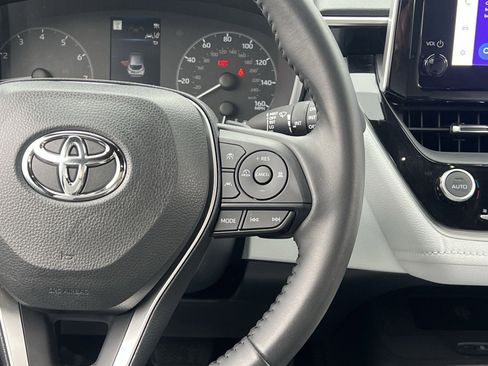 Used 2025 Toyota Corolla SE image 32