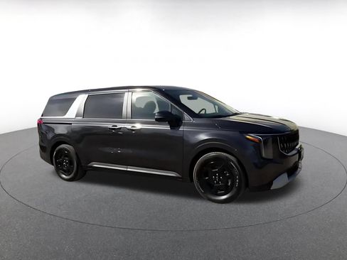 Used 2026 Kia Carnival FWD image 2