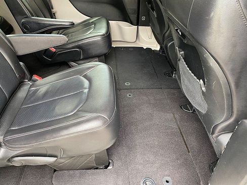 Used 2022 Chrysler Pacifica Touring-L FWD image 35