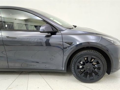 Used 2024 Tesla Model Y 2WD image 7