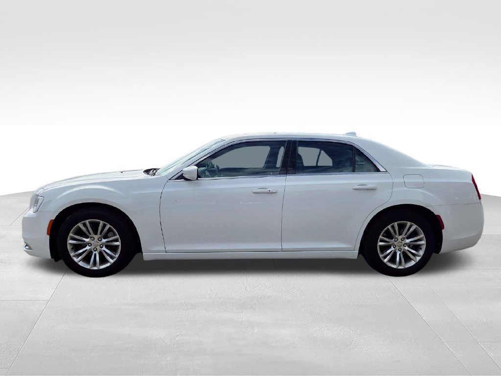 Used 2017 Chrysler 300 Limited RWD image 4