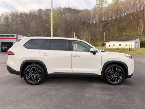 Used 2024 Toyota Grand Highlander AWD Hybrid image 3