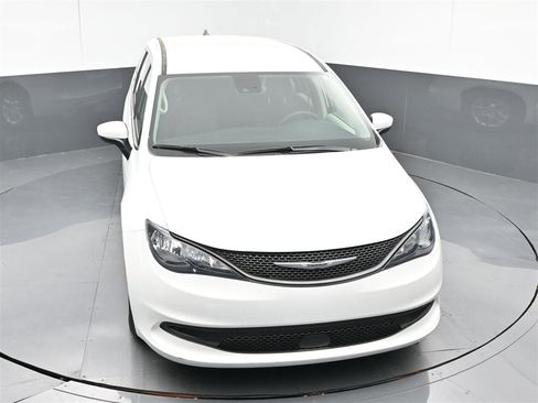 Used 2023 Chrysler Voyager LX image 23