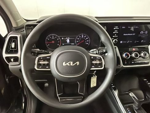 Used 2023 Kia Sorento LX AWD/4WD image 14