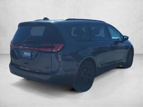 Used 2023 Chrysler Pacifica Touring-L w/ S Appearance Package image 5