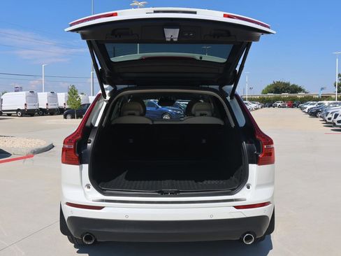 Used 2018 Volvo XC60 T6 Momentum w/ Convenience Package image 9