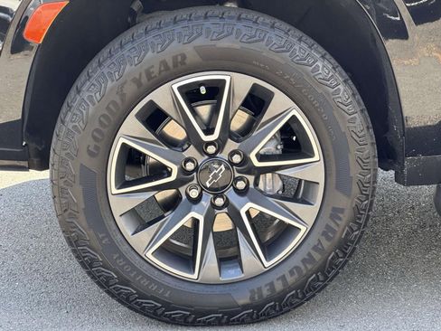 Used 2022 Chevrolet Tahoe Z71 w/ Luxury Package AWD/4WD image 7