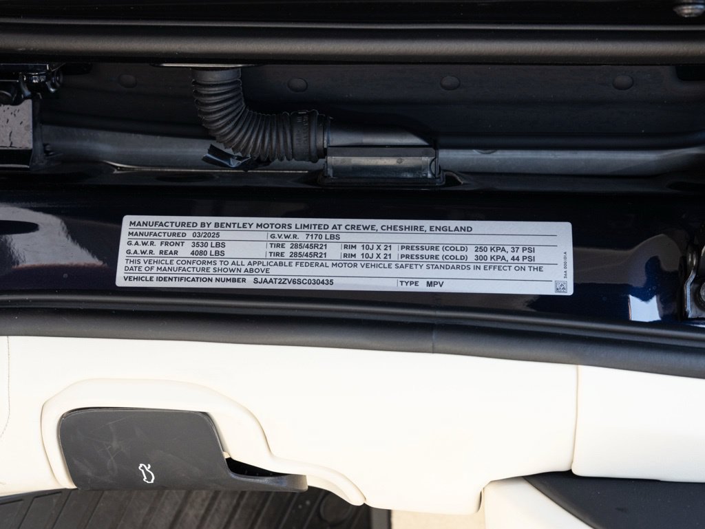 Used 2025 Bentley Bentayga AWD/4WD image 92