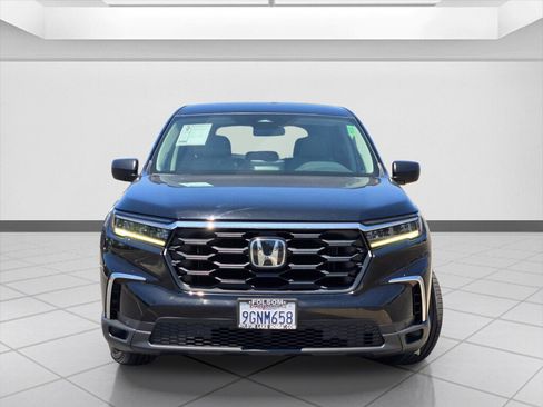 Used 2023 Honda Pilot LX image 2