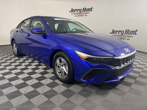 Used 2025 Hyundai Elantra SE FWD image 5