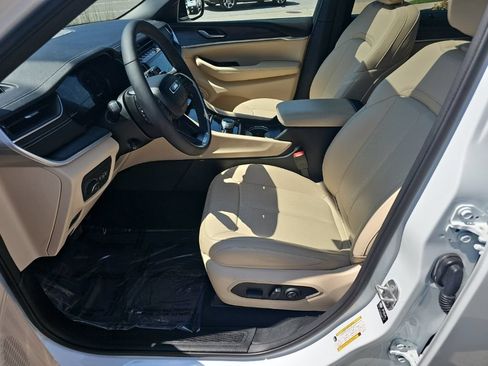 Certified 2025 Jeep Grand Cherokee L Limited w/ Luxury Tech Group II AWD/4WD image 17