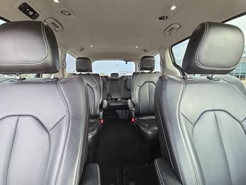 Used 2023 Chrysler Pacifica Touring-L FWD image 41