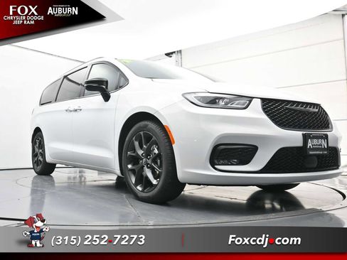 New 2026 Chrysler Pacifica Select image 15