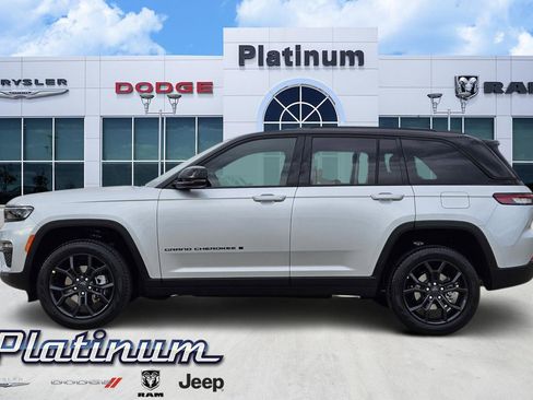 New 2025 Jeep Grand Cherokee Limited image 3