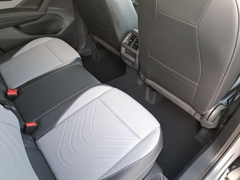 New 2025 Volkswagen Tiguan SE image 11