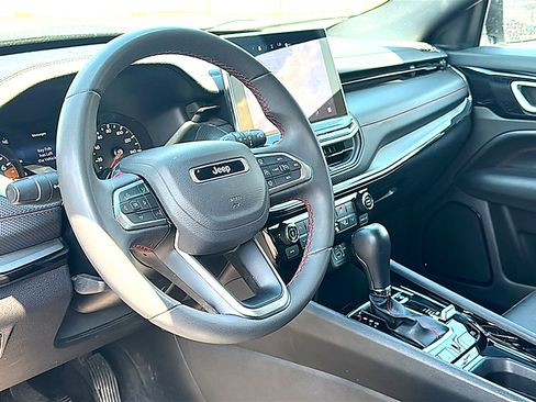 Used 2025 Jeep Compass Trailhawk AWD/4WD image 12
