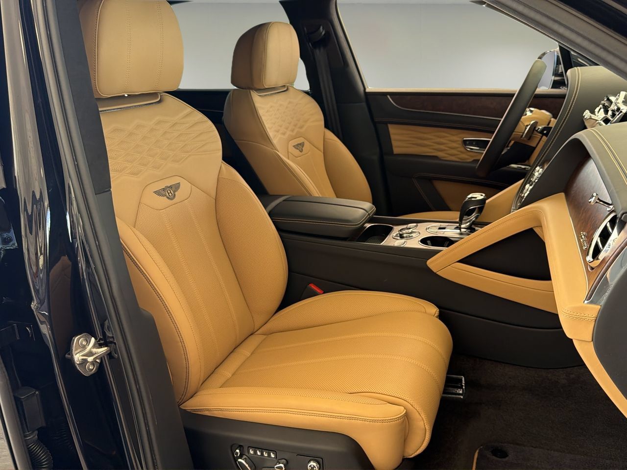 Used 2025 Bentley Bentayga AWD/4WD image 27