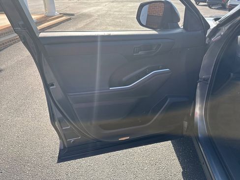 Used 2020 Toyota Highlander LE image 13