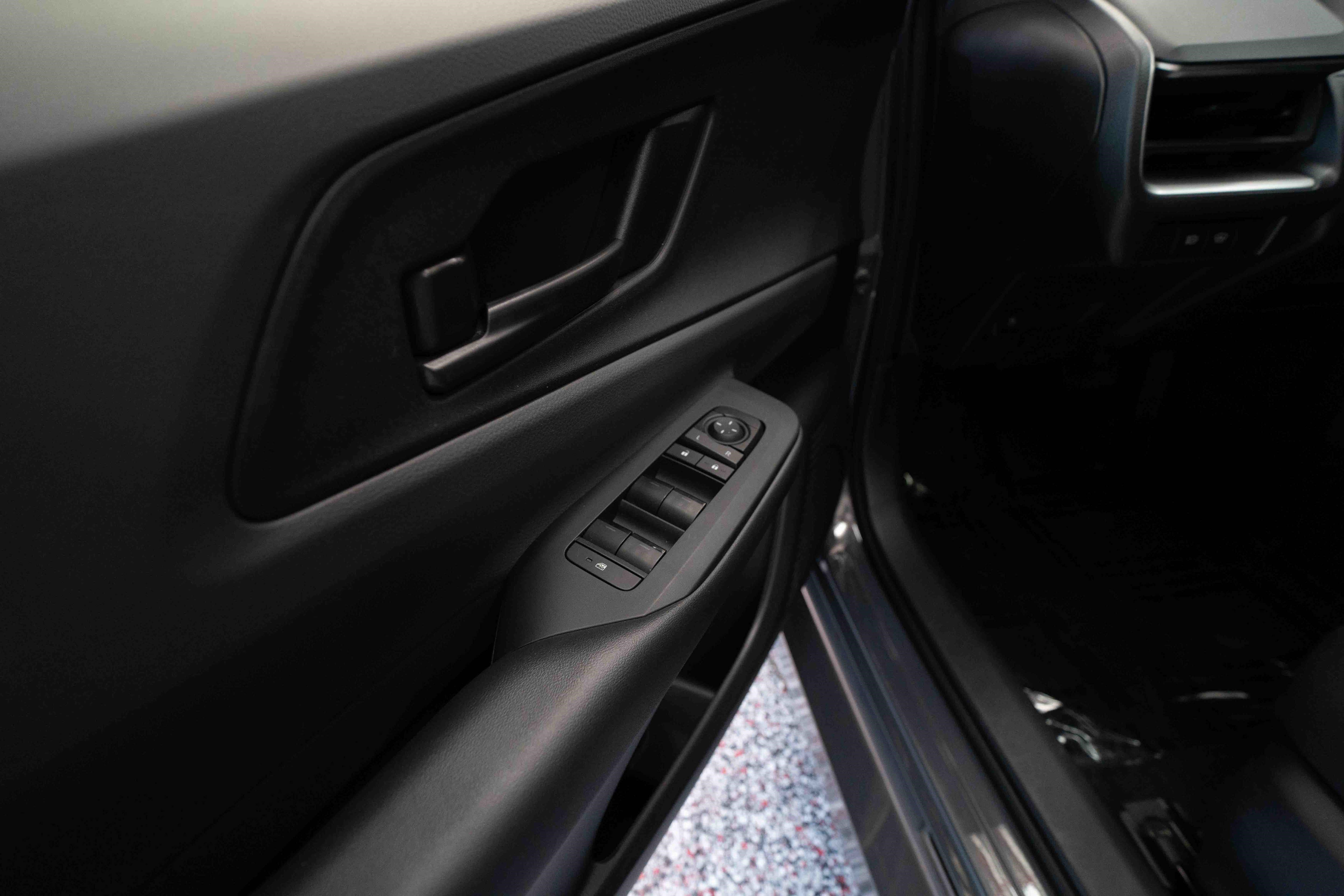 Used 2025 Toyota Prius LE FWD image 7