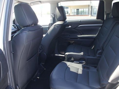 Used 2018 Toyota Highlander SE FWD image 16
