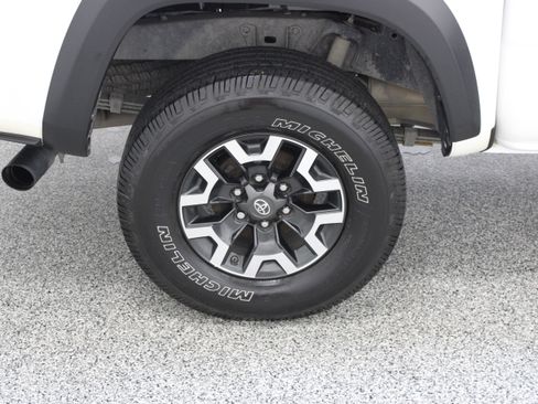 Used 2020 Toyota Tacoma TRD Off-Road w/ Technology Package AWD/4WD image 6