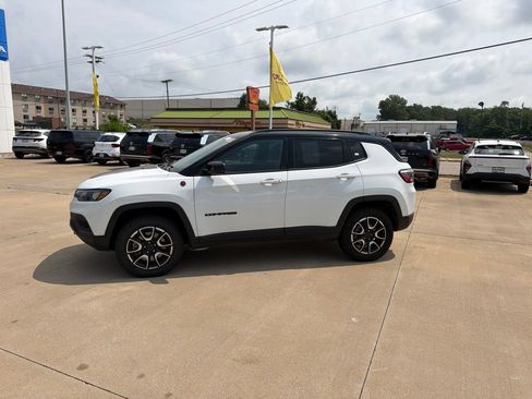 Used 2025 Jeep Compass Trailhawk AWD/4WD image 6