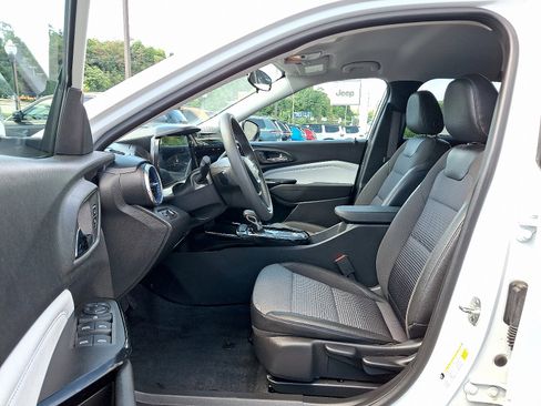 Used 2025 Chevrolet Trax LT FWD image 13