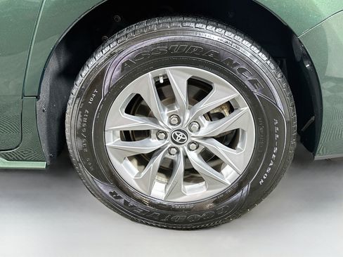 Certified 2024 Toyota Sienna XLE FWD image 31