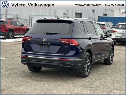 Certified 2022 Volkswagen Tiguan SE image 3