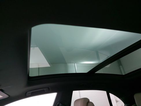 New 2026 Porsche Macan 4 Electric image 32